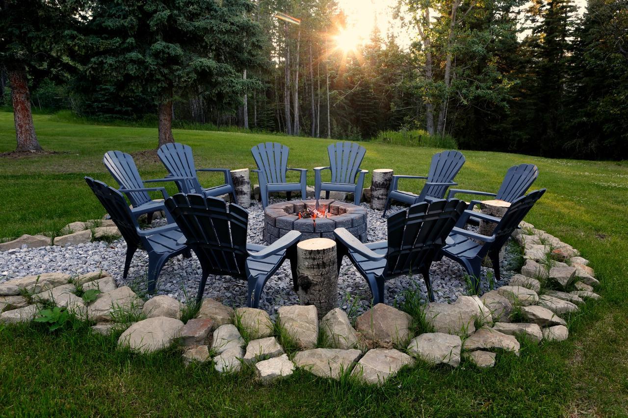 Sleepy Creek Country Manor Bed & Breakfast Bragg Creek ภายนอก รูปภาพ